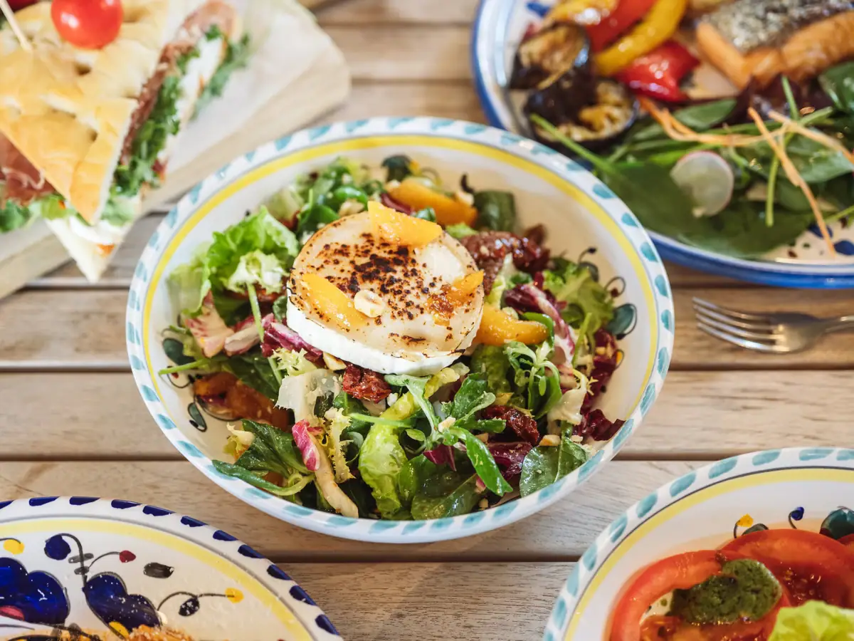 Bunter Salat mit Ziegenkäse, Orangen und frischem Gemüse – Hochzeitsmenü am Gardasee