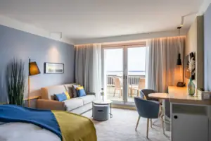Ein Zimmer mit einem Bett und einem Sofa.