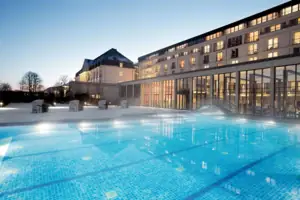Schwimmbecken im Freien vor einem Gebäude