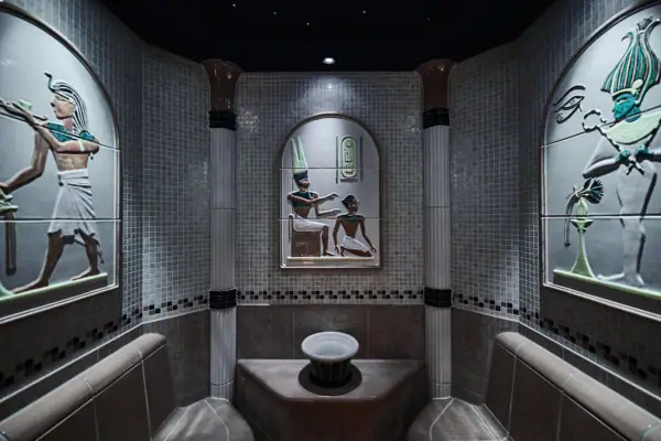 Ein Badezimmer mit Waschbecken.