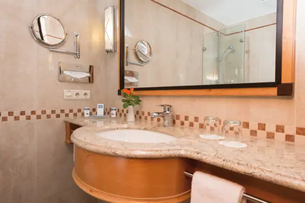Badezimmer mit Waschbecken und Spiegel