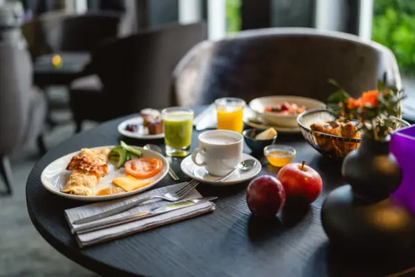 Frühstück Ein Tisch mit verschiedenen Speisen und Geschirr.