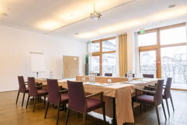 Salon A Ein Zimmer mit einem Tisch und Stühlen.