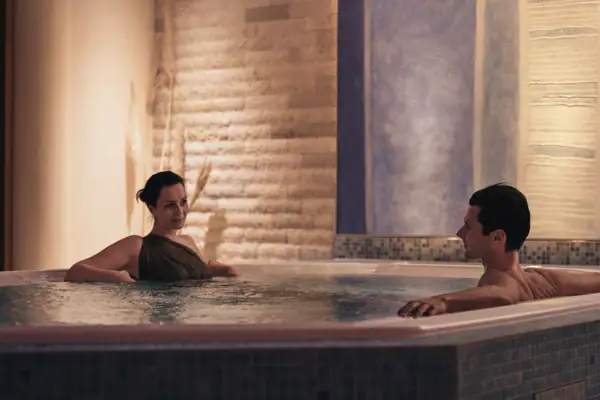 Ein Mann und eine Frau in einem Whirlpool.
