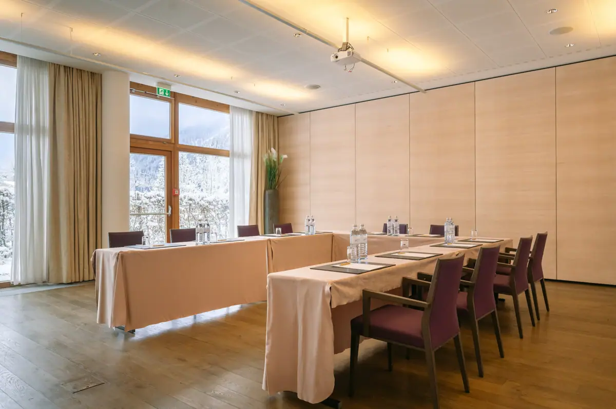 Salon B Ein Raum mit Tischen und Stühlen, Innenbereich mit Möbeln und Fenstern.