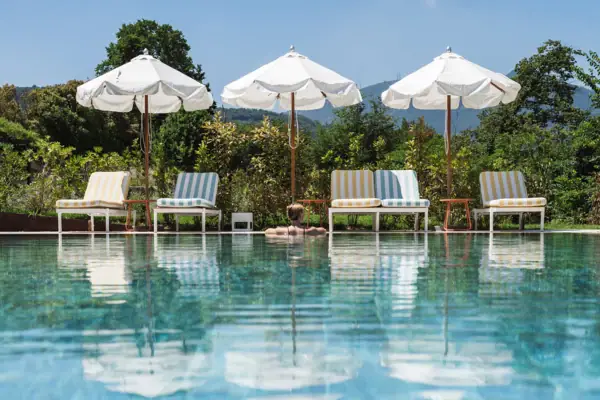 Sonnenliegen und Pool im SPA-ROSA des A-ROSA Gardasee.