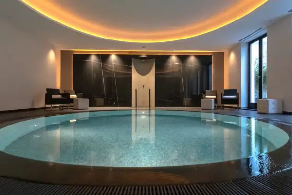 Ein großer runder Innenpool mit Wasser.