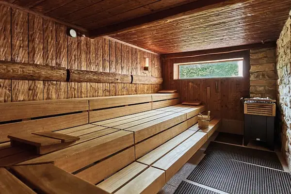 Holzbank in einer Sauna
