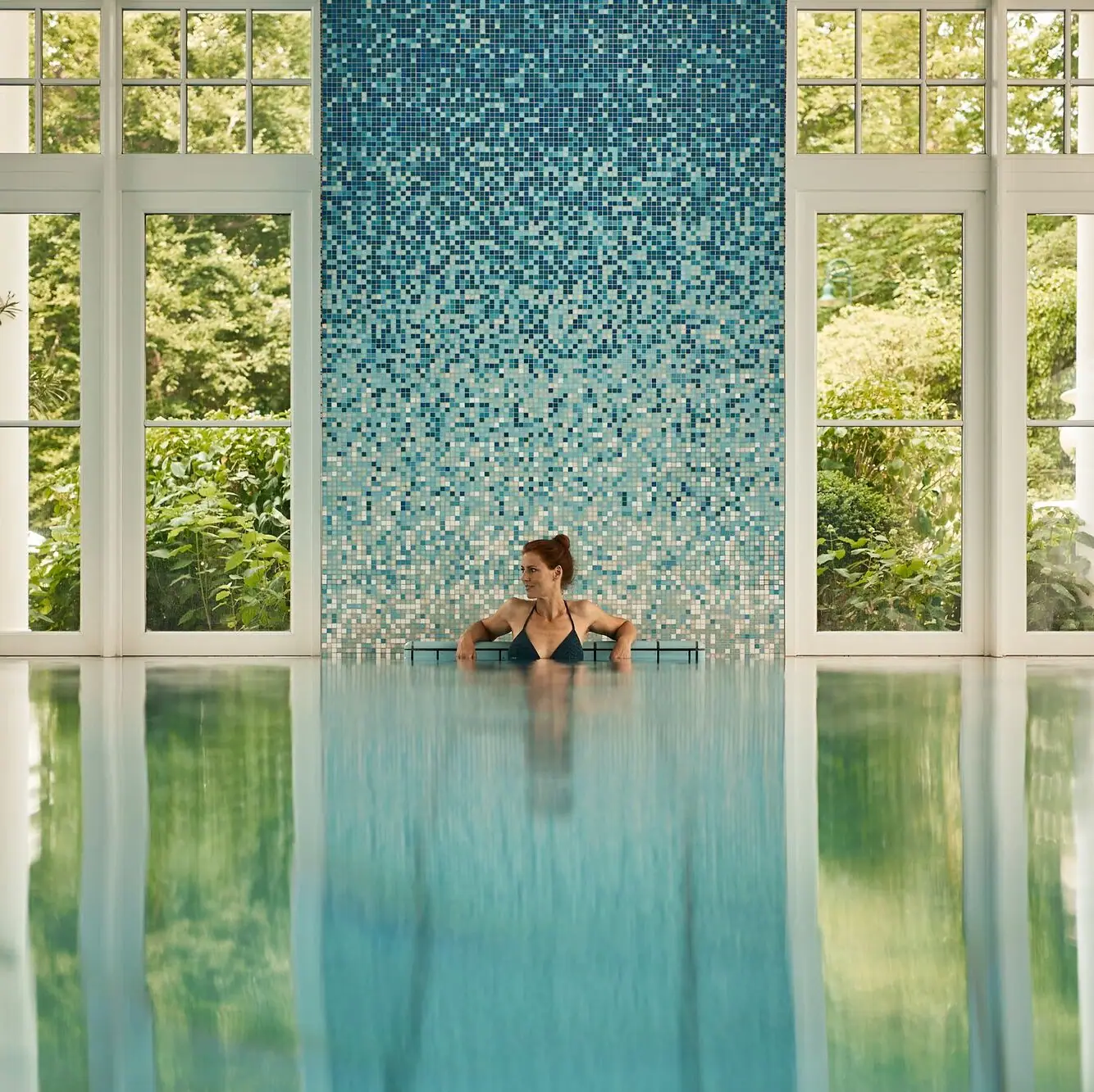 Eine Frau in einem Schwimmbecken.