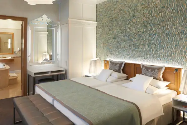 Ein Bett in einem Hotelzimmer mit Kissen und Bettwäsche.