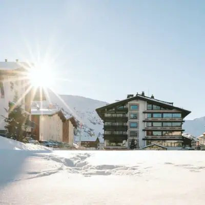 Ein Gebäude im Schnee bei klarem Himmel.