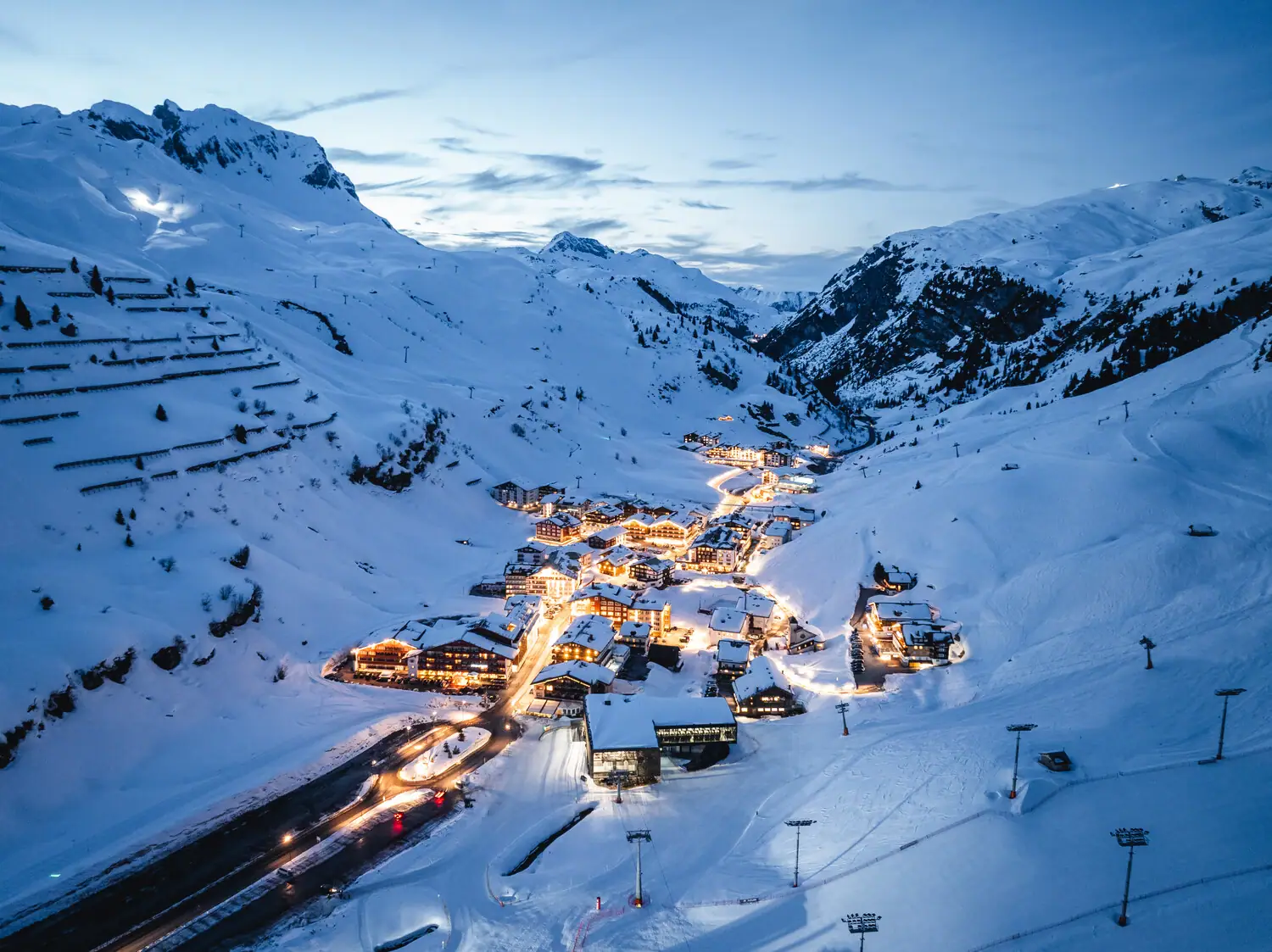 Verschneite Stadt in winterlicher Landschaft.