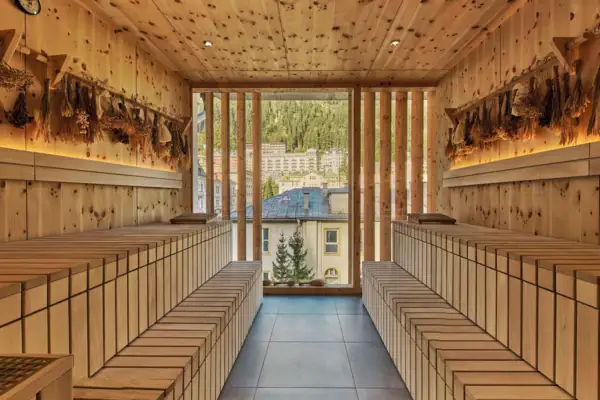 Eine Sauna mit Holzbänken und einem Fenster.