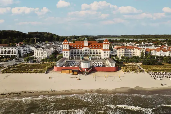 Großes Gebäude am Strand unter bewölktem Himmel.