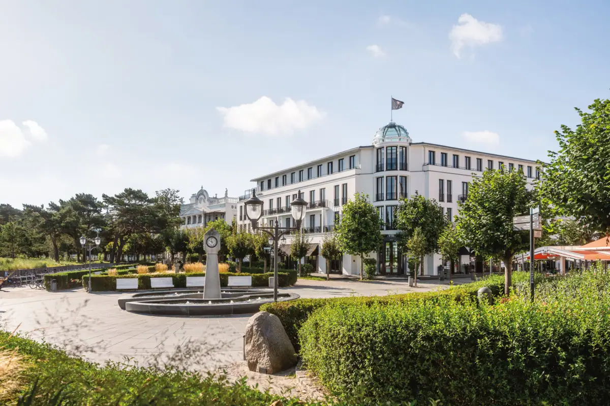 Ceres am Meer Ein Gebäude mit einem Brunnen und einer Uhr.