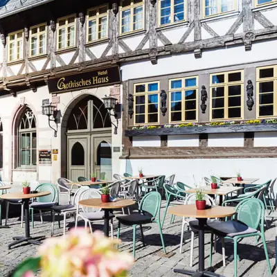 Ein Gebäude mit Tischen und Stühlen im Freien.