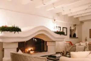 Kamin in einem Wohnzimmer mit Couch im Vordergrund.