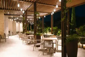 Eine Terrasse mit Tischen und Stühlen.