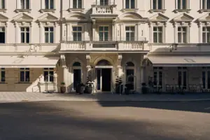 Eingang A-ROSA Bad Gastein Ein Gebäude mit vielen Fenstern.