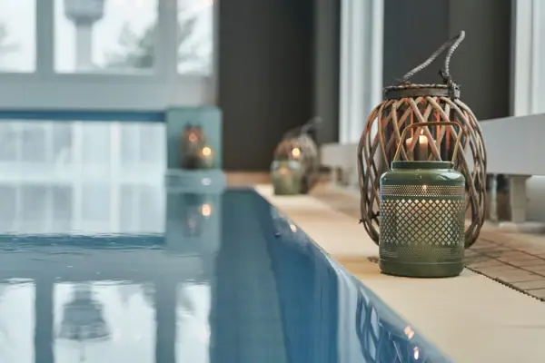 Ein Pool mit einem Kerzenhalter und Kerzen.