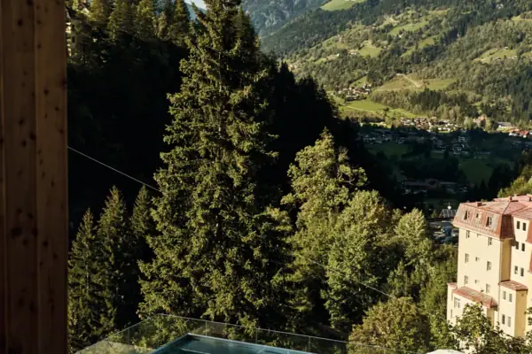 Fenster mit Aussicht auf Bäume und Berge
