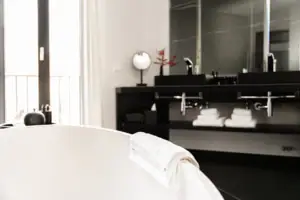 Zimmer Ein weißes Handtuch auf einer Badewanne im Badezimmer.