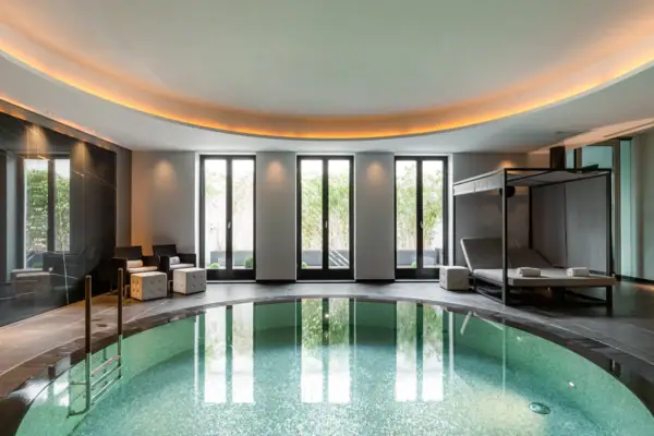 Innenpool mit einem Bett und einem Baldachin.
