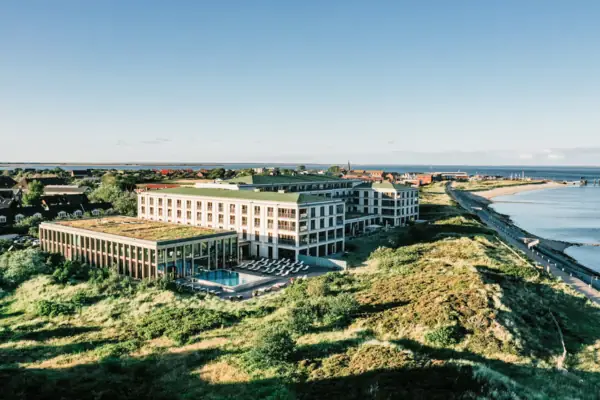 A-ROSA Sylt Ein Gebäude mit einem Pool in der Mitte.