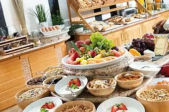Ein Buffet-Tisch voller Speisen.