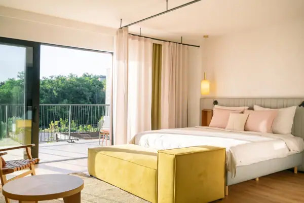 Ein Schlafzimmer mit einem Bett und einem Sofa.