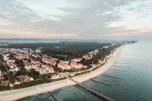 Luftaufnahme eines Strandes und einer Stadt am Meer