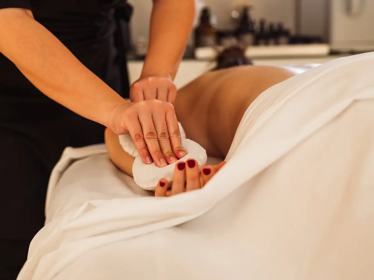Massage Thurnher’s Alpenhof Eine Frau liegt auf einer Liege und erhält eine Massage im Thurnher’s Alpenhof.