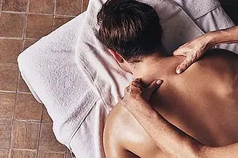Ein Mann erhält eine Rückenmassage.