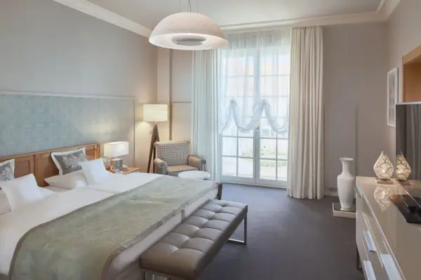 Schlafzimmer mit Bett und Bank