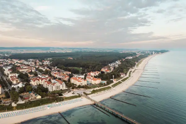 Luftaufnahme eines Strandes und einer Stadt am Meer