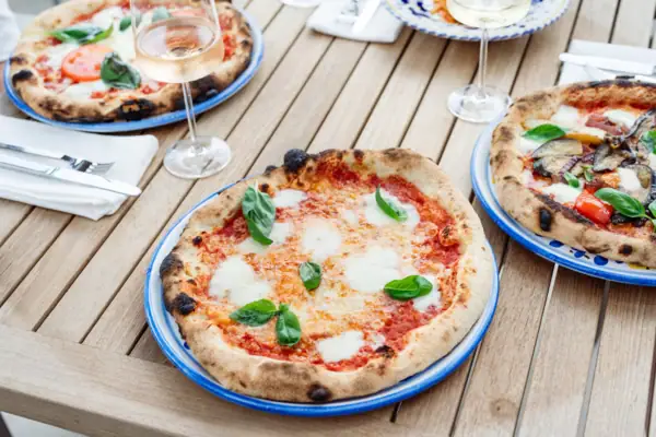 Pizza auf einem Tisch