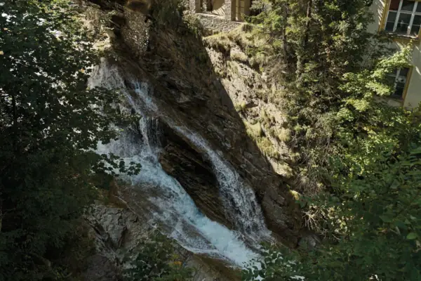 Wasserfall auf einer Klippe