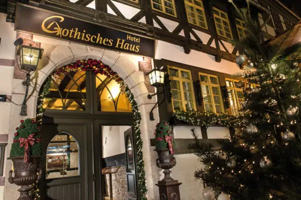 Ein Gebäude mit einem Weihnachtsbaum.