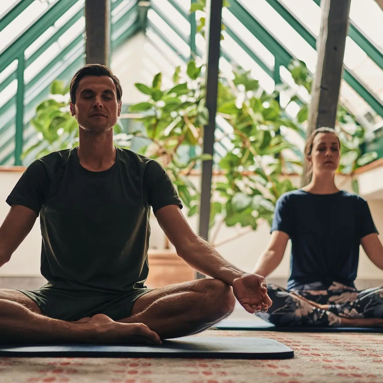 Paar meditiert im Yoga-Sitz