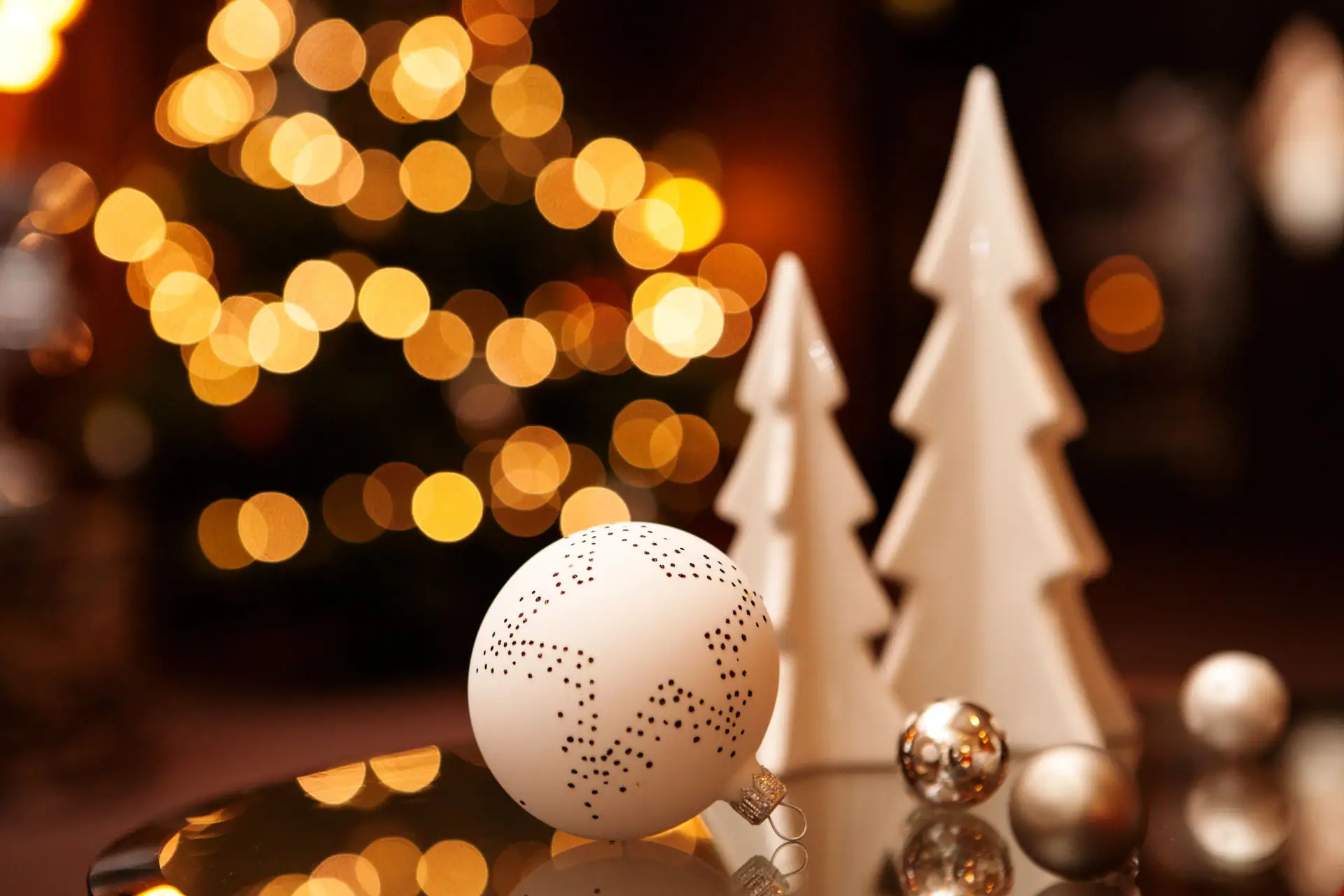 Weißer Weihnachtsbaum mit Kugeln und Ornamenten
