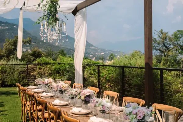 Hochzeitstafel im Freien mit Blick auf die Berge und den Gardasee.