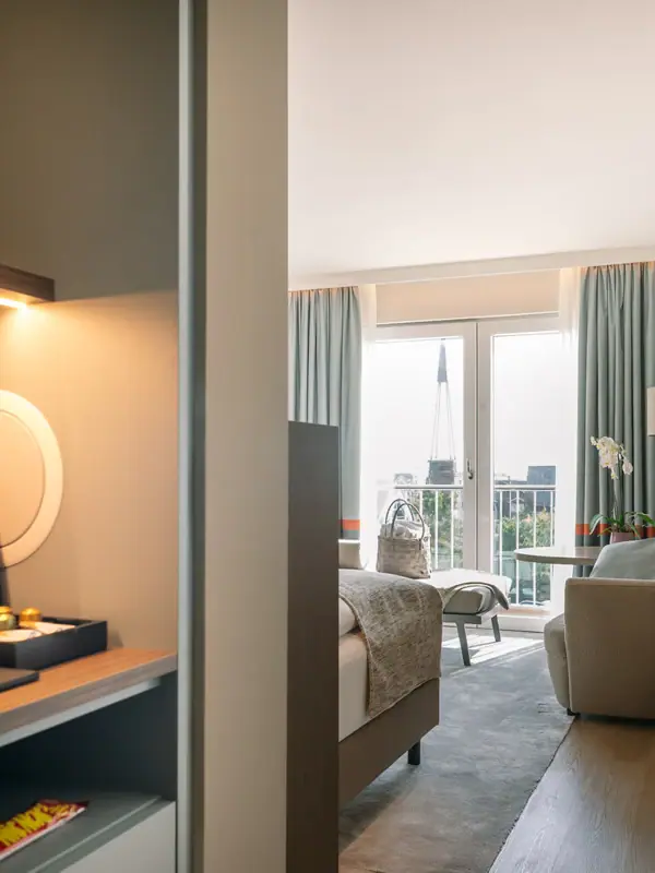 Ein Zimmer mit einem Bett und einem Fernseher.