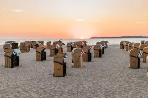 Eine Gruppe von Stühlen am Strand.