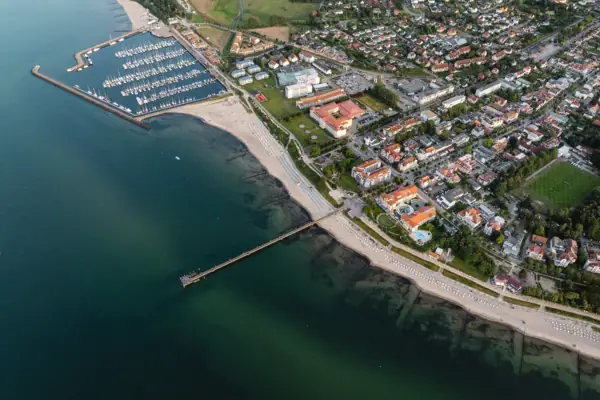 Kühlungsborn Stadtansicht neben einem Gewässer aus der Vogelperspektive