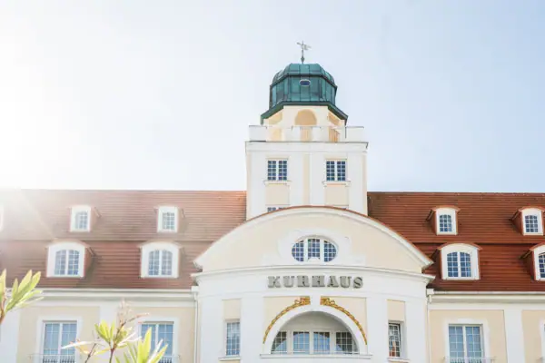 Kurhaus Binz Ein Gebäude mit einer Kuppel oben.