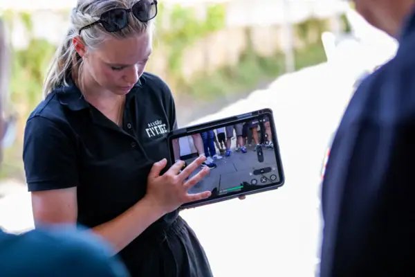 Eine Frau hält ein Tablet.
