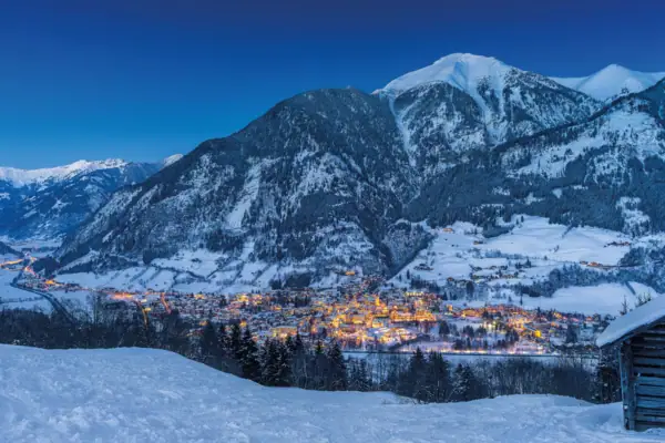 Eine verschneite Stadt bei Nacht.
