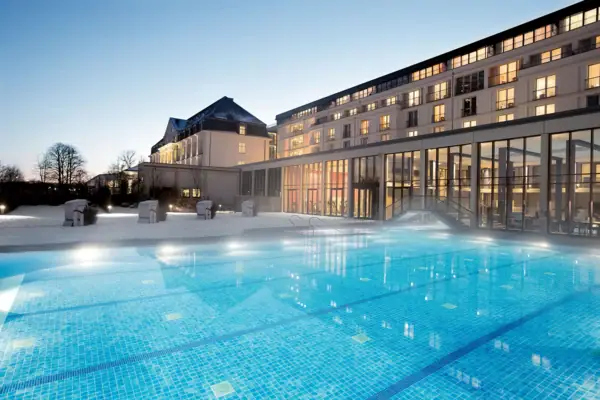 Schwimmbecken im Freien vor einem Gebäude