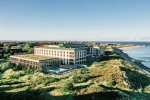 A-ROSA Sylt Ein Gebäude mit einem Pool in der Mitte.