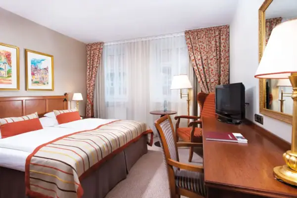 Ein Schlafzimmer mit einem Bett und einem Schreibtisch.